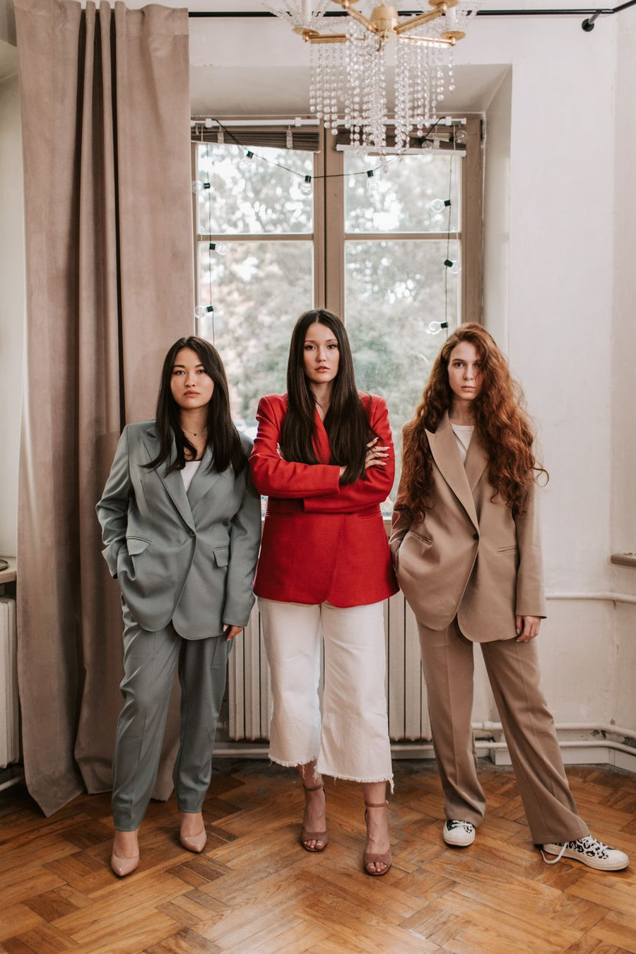 Women in summer capsule wardrobe outfits 2026