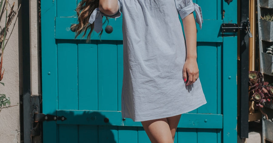 Woman in transitional summer to autumn outfit - transitional fashion guide 2026