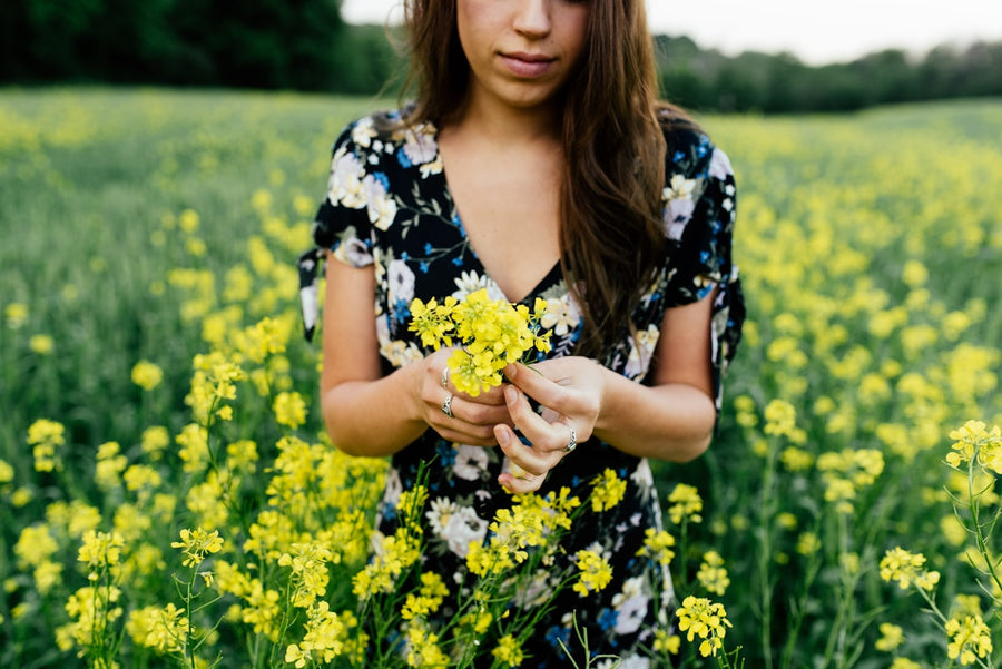 Woman in floral midi dress countryside — petite fashion summer 2026 Fashionfitz