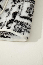 Hem detail of the beige sherpa vest with visible inner lining and fleece texture, perfect for autumn layering.