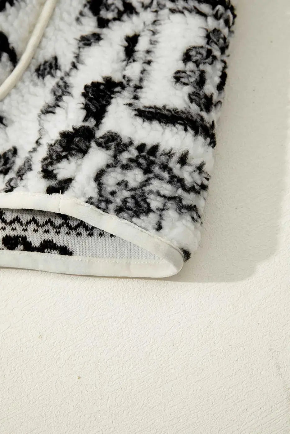 Hem detail of the beige sherpa vest with visible inner lining and fleece texture, perfect for autumn layering.