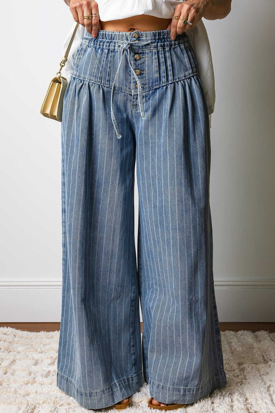 High-waisted pinstripe wide leg jeans for women with drawstring and button details, combining comfort and streetwear style.