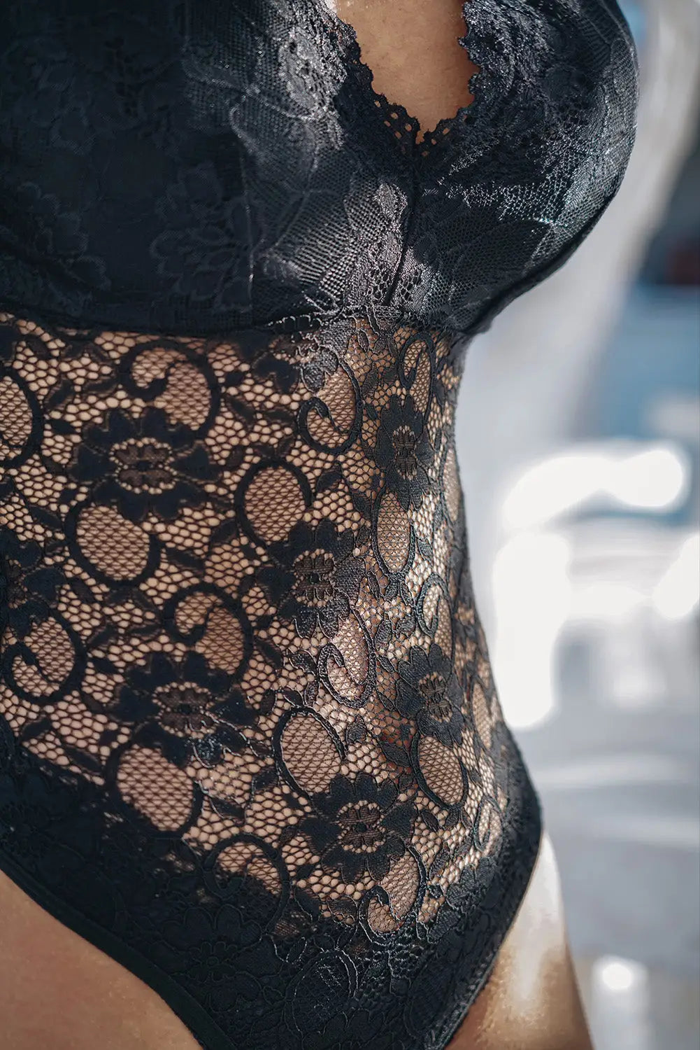 Black bubble sleeve scalloped lace bodysuit - bodysuits