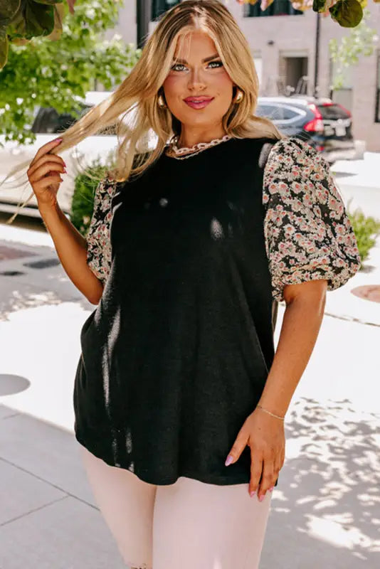 Black daisy printed short bubble sleeve plus size tunic top