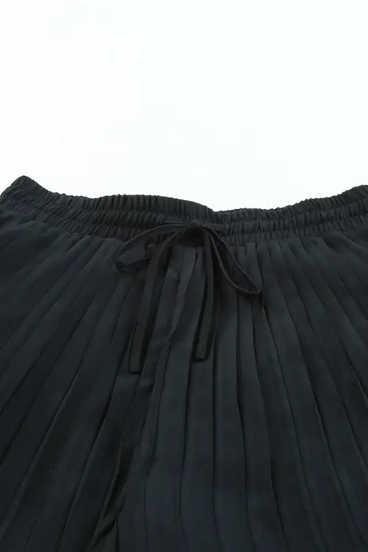 Black drawstring waist flowy pleated shorts