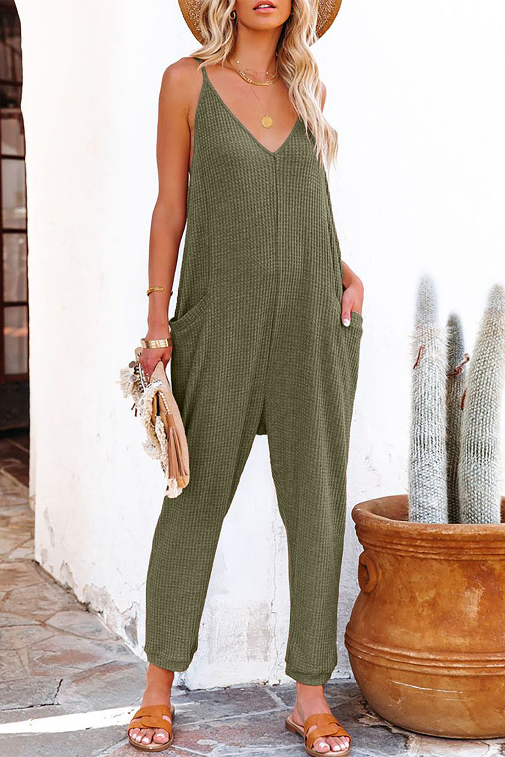 Black textured sleeveless v-neck pocketed casual jumpsuit - green / s / 95% polyester + 5% elastane - jumpsuits &