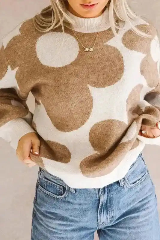 Bonbon Plus beige and white floral sweater with abstract flower print, styled with jeans for a soft, neutral fall look.