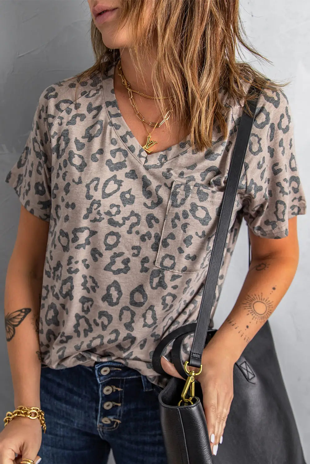 Brown v neck front pocket leopard tee - s / 95% polyester + 5% spandex - t-shirts