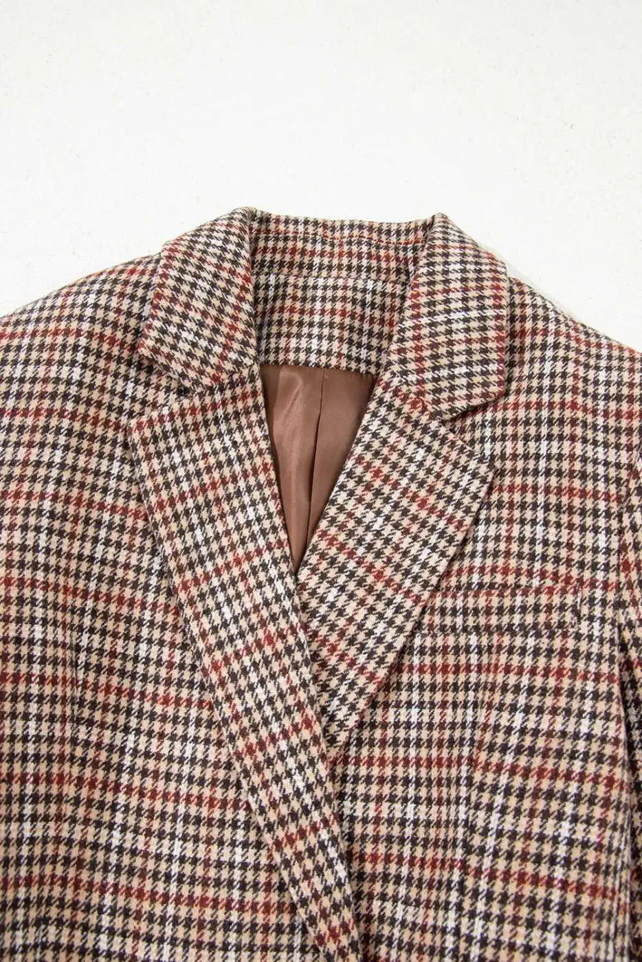 Close-up of collar and lapel on Ladies Brown Houndstooth Fitted Blazer, showing detailed houndstooth pattern and brown lining.