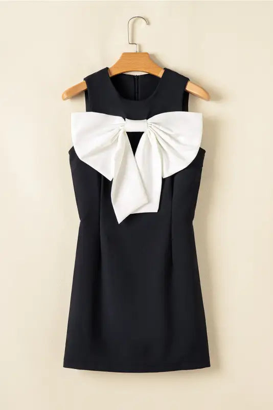 Elegant noir mini dress with bowknot applique