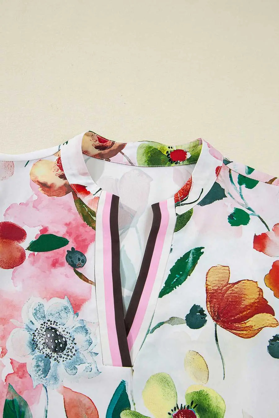 Detail of V-neckline with contrast trim on Floral Shift Dress - Casual Elegance, adding a stylish touch to the floral design.