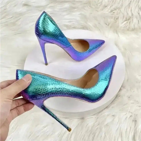 Chameleon Heels - Versatile Pumps Stiletto displayed on round platform with hand holding one shoe. Reflective color ideal for fashion-forward styling.
