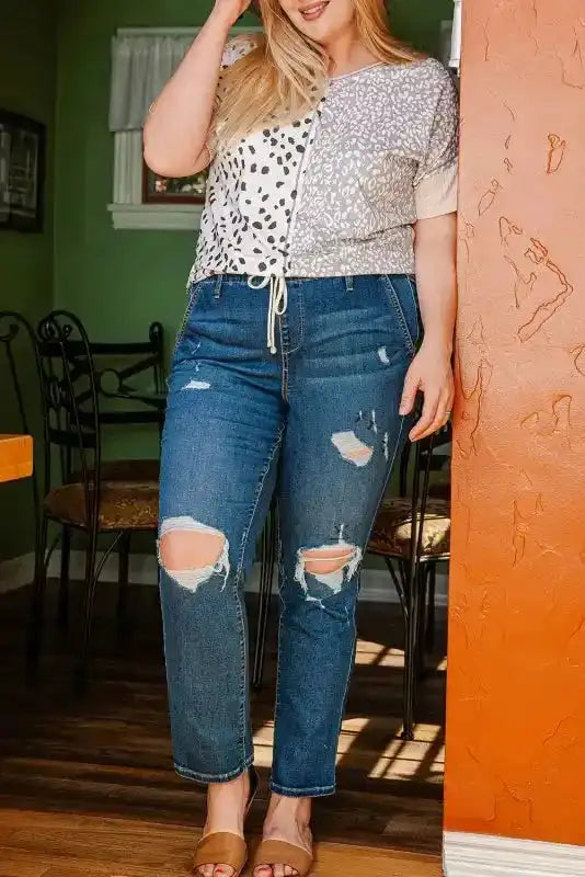 Full body view of Khaki Plus Size Leopard Print Colorblock V Neck T Shirt paired with ripped jeans and sandals for a daily casual outfit.