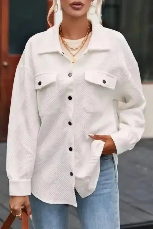 Outdoor look with a white textured plus size jacket styled with gold jewelry and jeans, combining comfort and elegance.