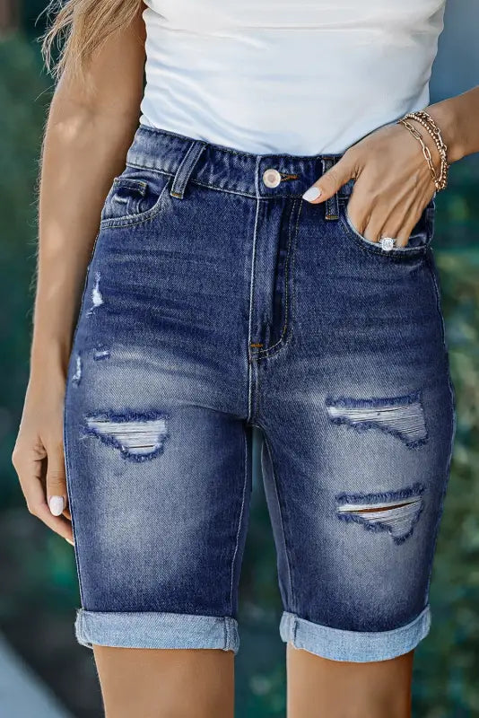 Roll-up distressed bermuda denim shorts for a relax relax style