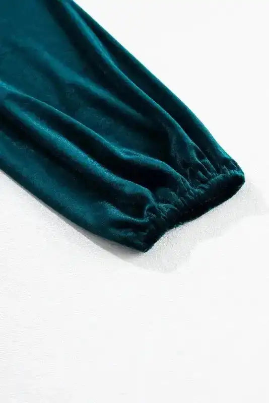 Elastic cuff detail of Skobeloff velvet blouse sleeve, offering comfort and a refined finish.
