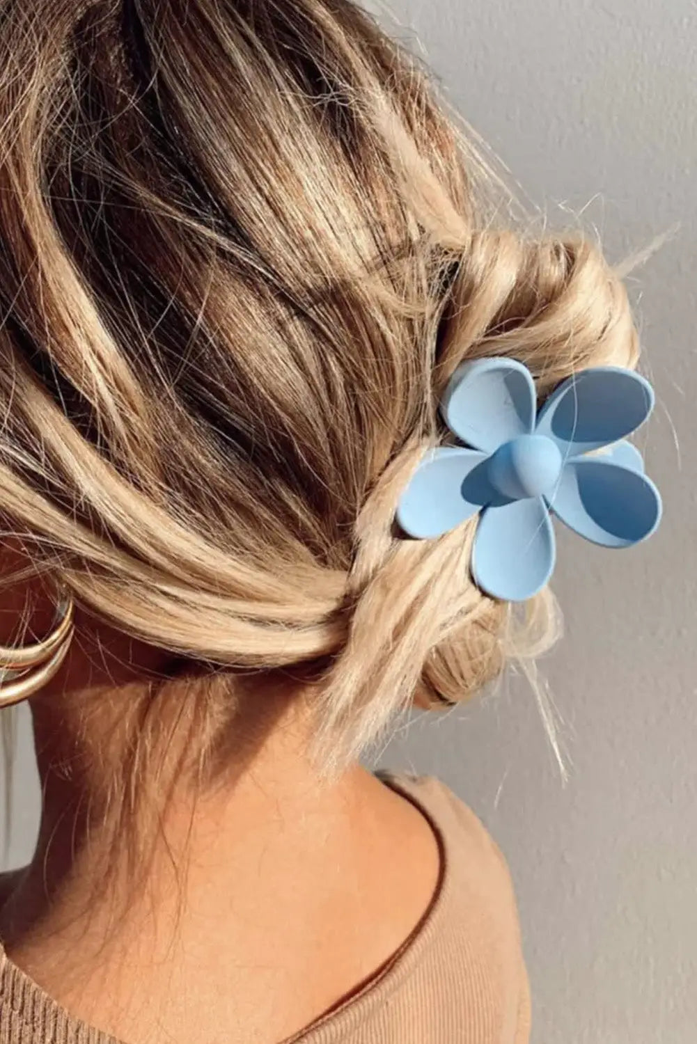 Sky blue flower hair claw clip - one size / plastic - clips