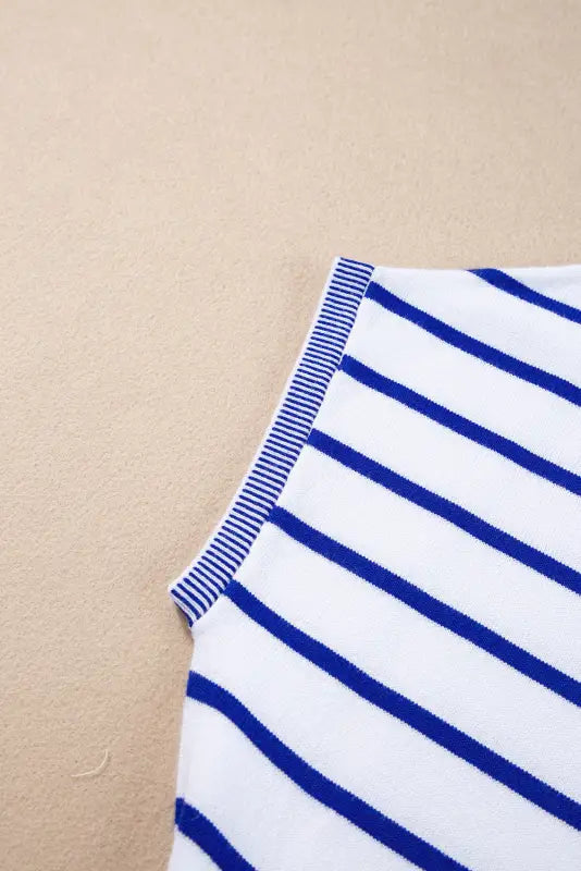 Sky blue stripe t-shirt with bat sleeve and relaxing white fabric featuring blue stripes