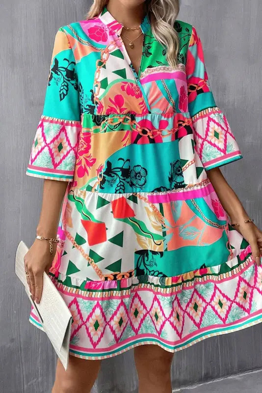 Summer chic mini dress: relax in a colorful, boho-style dress with bell sleeves and a tiered skirt