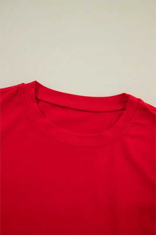 Whimsical wave blouse: bright red t-shirt with a round neckline for a relax, stylish look