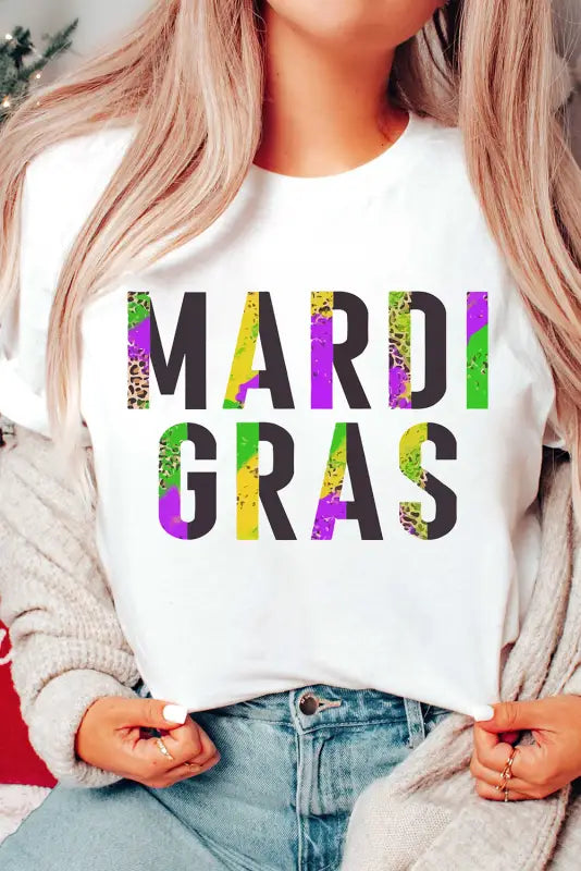 White crew neck sweatshirt with colorful ’mardi gras’ text, perfect for a relax relax day