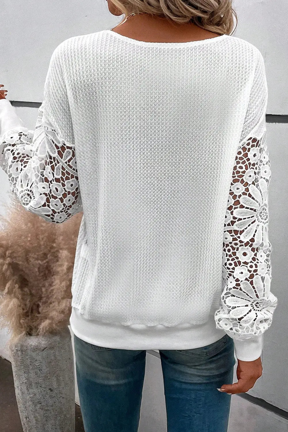 White plus contrast v neck lace long sleeve top - size
