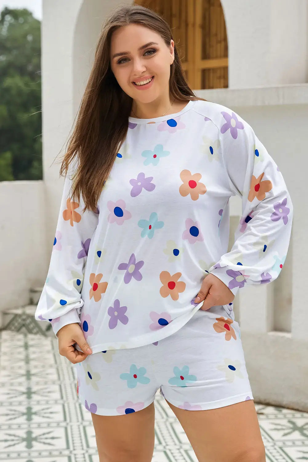 White plus size flower print raglan pullover and shorts outfit - 1x / 95% polyester + 5% elastane