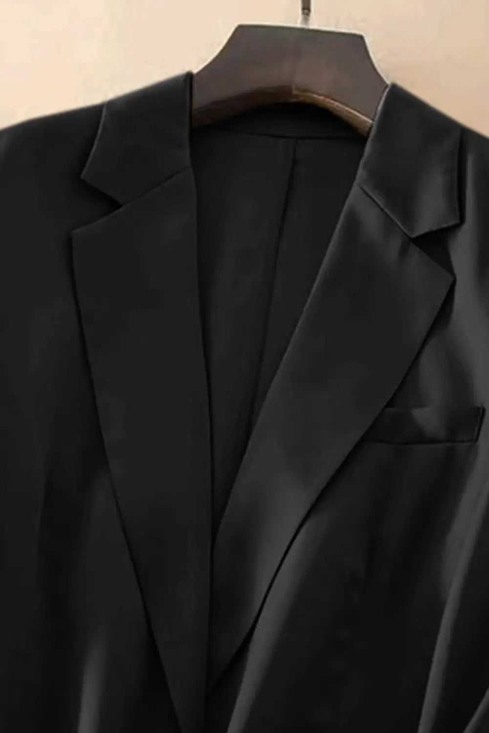 White pocketed single button lapel neck blazer - outerwear
